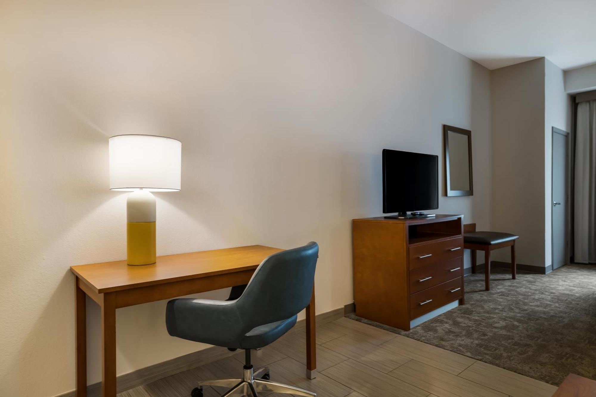 Comfort Suites Денем Спрингс Экстерьер фото