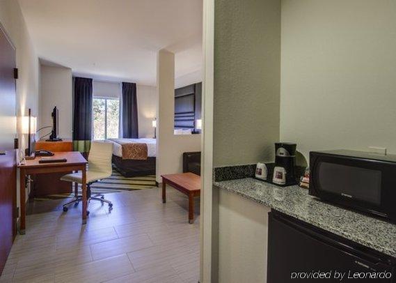 Comfort Suites Денем Спрингс Экстерьер фото
