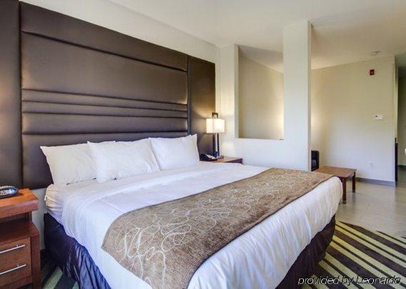 Comfort Suites Денем Спрингс Экстерьер фото
